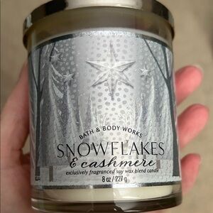 Bath & Body Works Snowflakes & Cashmere Candle, 8 oz